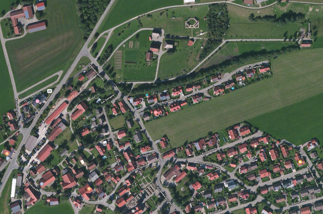 Luftansicht auf Illerbeuren – geschätzt ein Drittel davon (eher mehr) gehört zum Bauernhofmuseum (Bild: Apple Maps)